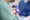 Dos profesionales de la Clínica Dental Vilà realizando un implante dental con precisión, en un entorno clínico especializado