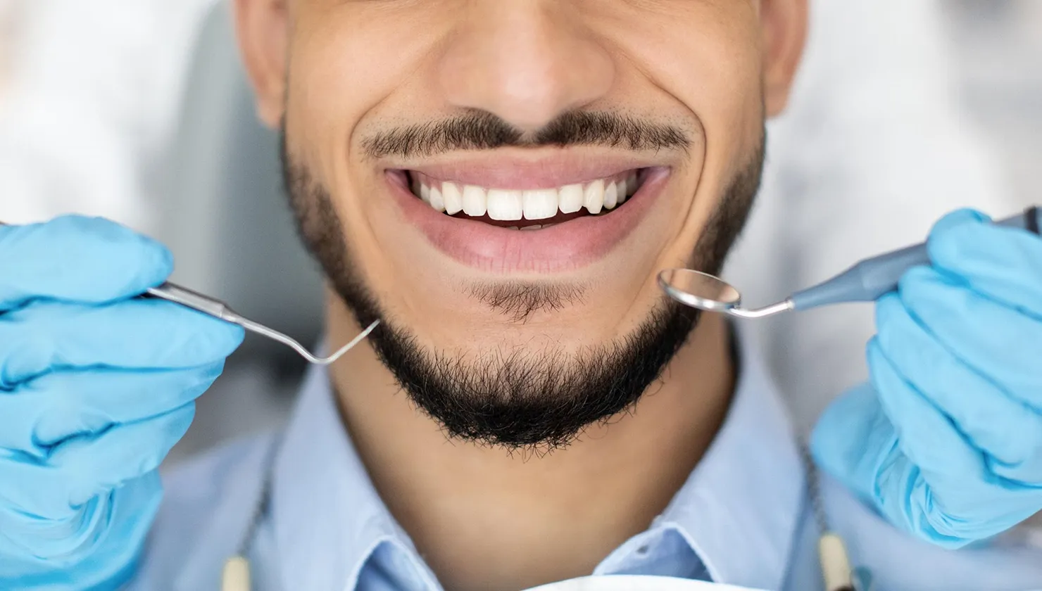 Hombre en una consulta dental en Clínica Dental Vilà, donde trabajamos con mutuas dentales para ofrecer tratamientos de calidad.