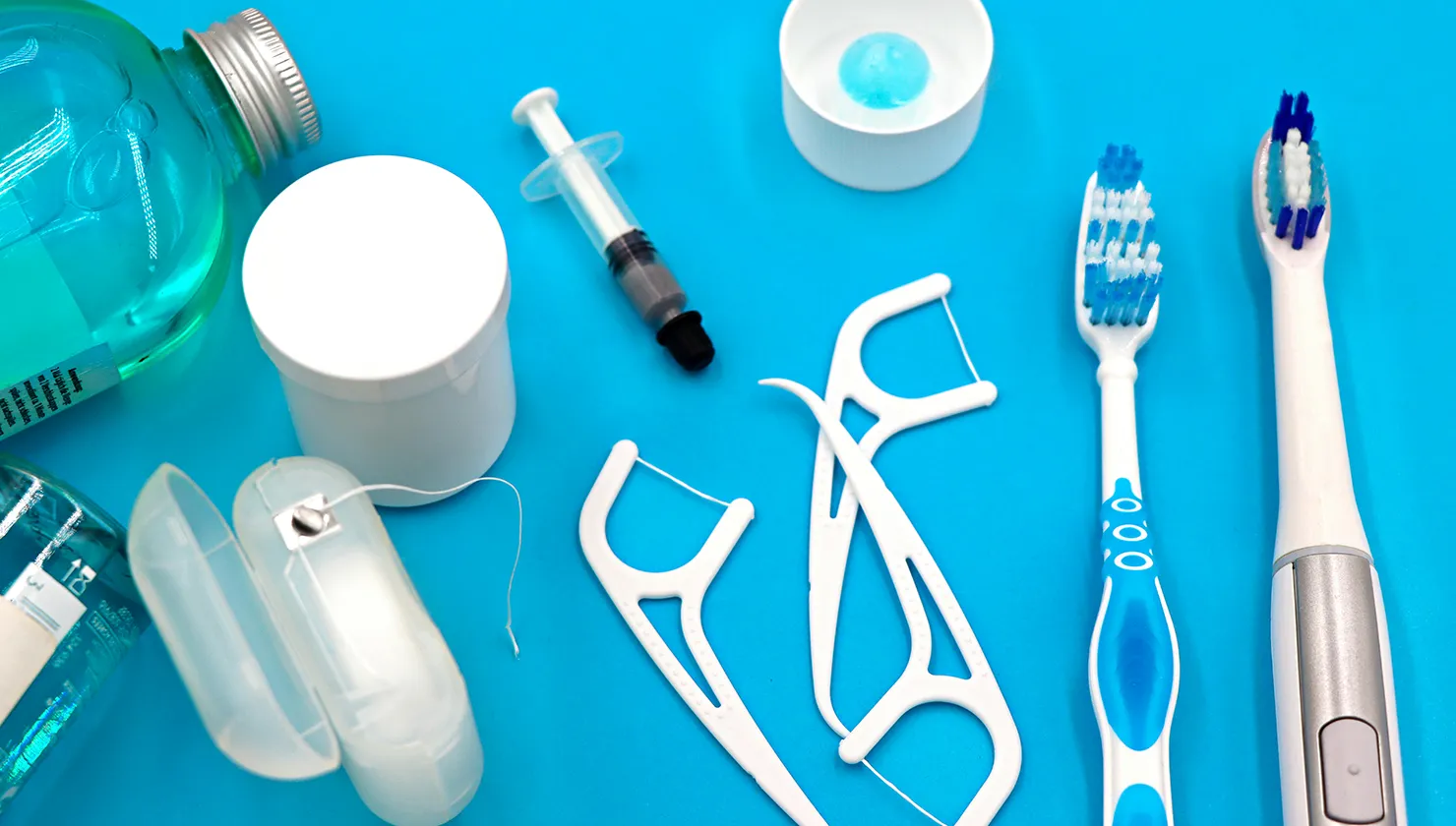 Imatge amb un raspall de dents, fil dental, raspalls interdentals, pasta amb fluor i col·lutori, els principals productes per cuidar la salut dental.