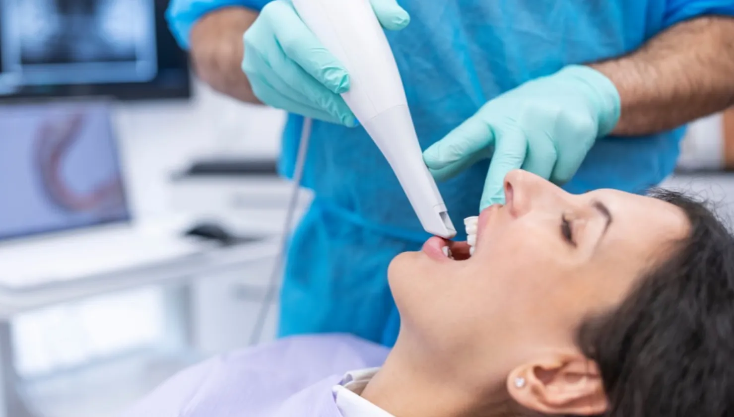 Noia rebent un escàner intraoral a Clínica Dental Vila per a un diagnòstic dental digital i precís.