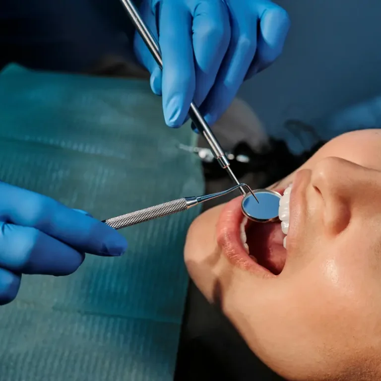 El nostre equip dental ofereix revisions regulars per mantenir la teva salut bucodental en perfecte estat.