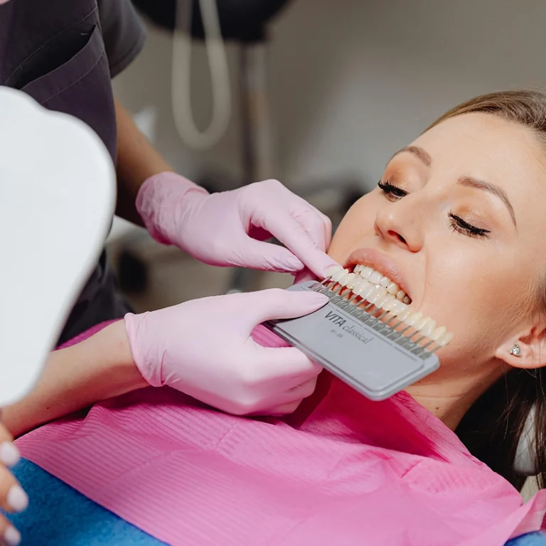 Pacient consultant amb el dentista les opcions de carilles dentals per millorar el seu somriure.