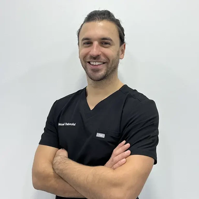 Bassel Traboulsi, especialista en cirugía oral e implantología dental, ofreciendo atención experta en la Clínica Dental Vilà