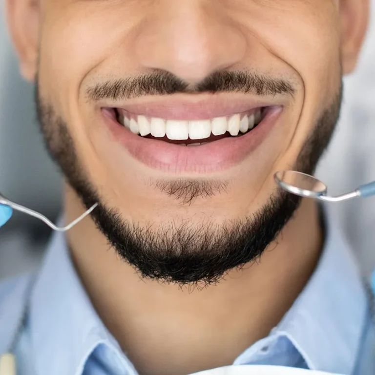 Hombre en una consulta dental en Clínica Dental Vilà, donde trabajamos con mutuas dentales para ofrecer tratamientos de calidad.