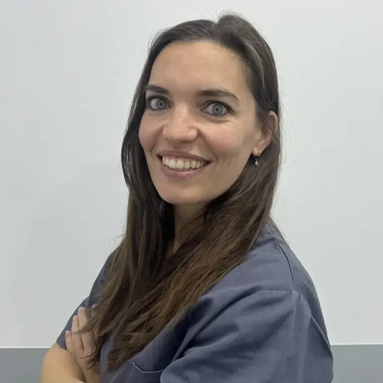 Noemí Resa, especialista en Odontología General, Endodoncia y Prostodoncia, experta en restauraciones dentales y tratamiento de conductos