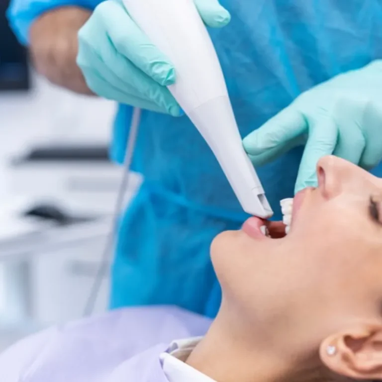 Noia rebent un escàner intraoral a Clínica Dental Vila per a un diagnòstic dental digital i precís.