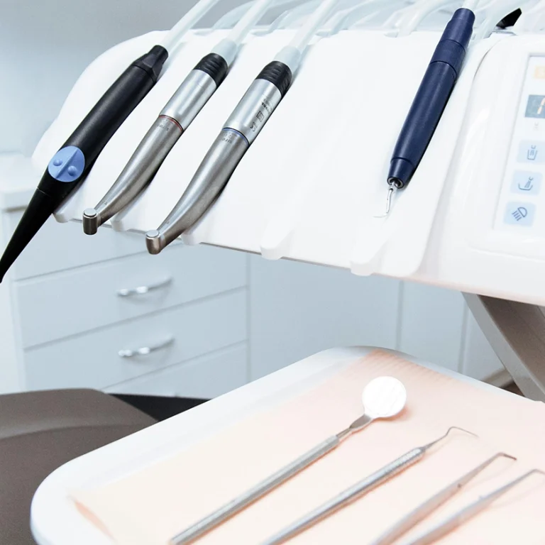 Imatge de l’interior d’una consulta dental, amb cadira i equipament odontològic, que acompanya un article sobre els mites més comuns relacionats amb la salut bucodental.