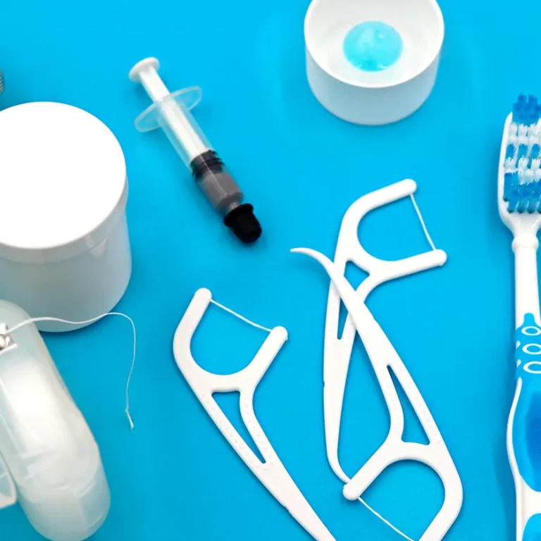 Imatge amb un raspall de dents, fil dental, raspalls interdentals, pasta amb fluor i col·lutori, els principals productes per cuidar la salut dental.