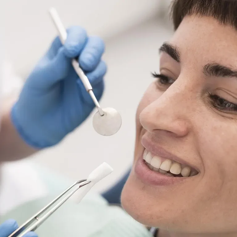 Pacient jove fent-se una revisió dental a la Clínica Dental Vilà al setembre per mantenir un somriure sa