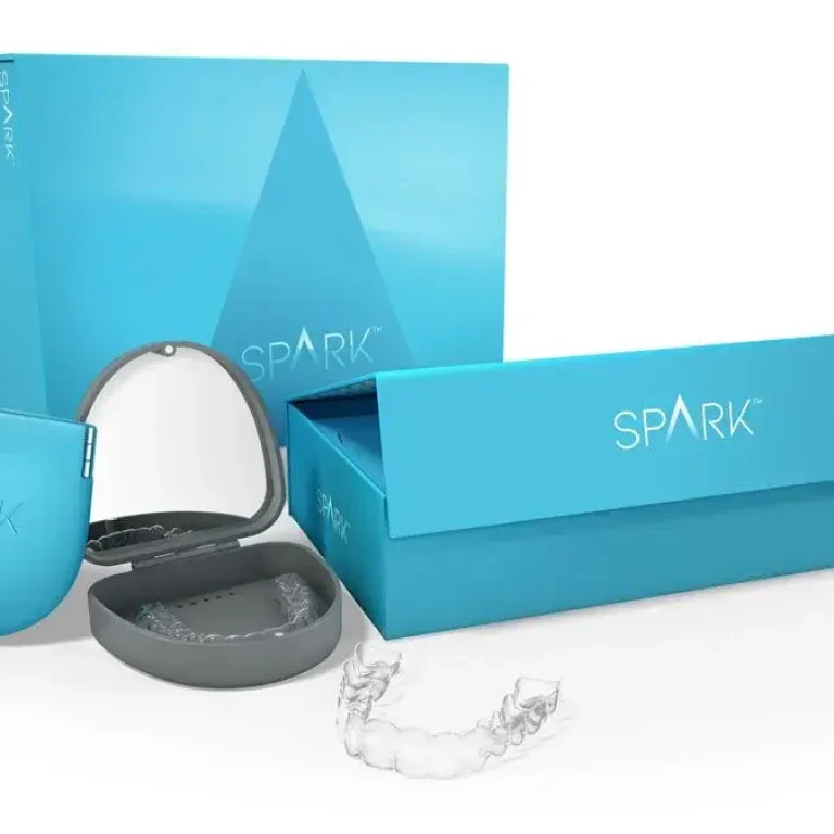 Ortodoncias invisibles SPARK con su caja y packaging, presentadas de manera profesional en la Clínica Dental Vilà
